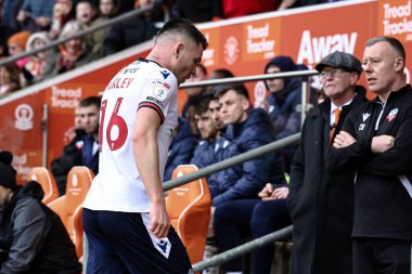 Bolton Wanderers 'dan Aaron Morley, 21 Mart 2025' te Bloomfield Road, Blackpool 'da oynanan Blackpool-Bolton Wanderers maçında ikinci bir sarı madalyayla elendi.