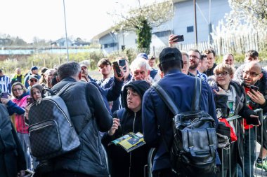 West Bromwich Albion 'dan Tony Mowbray, 29 Mart 2025' te İngiltere 'nin Carrow Road şehrinde oynanan Norwich City-West Bromwich Albion maçından önce taraftarlarla tanıştı.