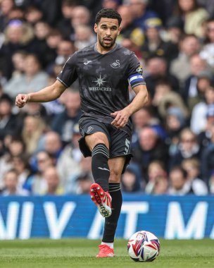 Swansea City 'den Ben Cabango, 29 Mart 2025' te Leeds United ile Swansea City arasındaki Sky Bet Şampiyonası maçında pas veriyor.