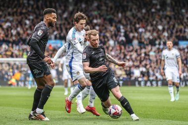 Swansea City 'den Lewis O' Brien, Leeds United takımından Brenden Aaronson 'ı, Leeds United ile Swansea City maçında 29 Mart 2025' te Elland Road, Leeds, İngiltere 'de durdurdu.