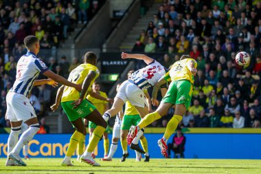 West Bromwich Albion takımından Torbjoan Heggem, 29 Mart 2025 'te Norwich City-West Bromwich Albion maçında topu sürüyor.