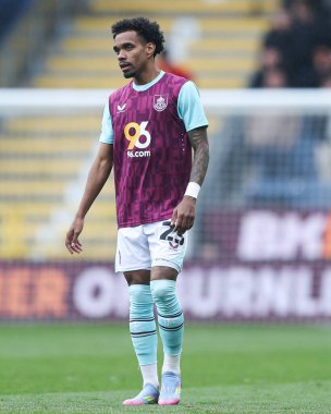 Burnley takımından Lucas Pires, Burnley 'e karşı Bristol City' de 29 Mart 2025 'te oynanan Gökyüzü İddia Şampiyonası maçında