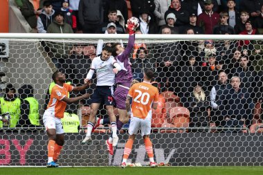 Blackpool 'dan Harry Tyrer, 21 Mart 2025' te Bloomfield Road, Blackpool 'da oynanan Blackpool-Bolton Wanderers maçında kurtarıyor.