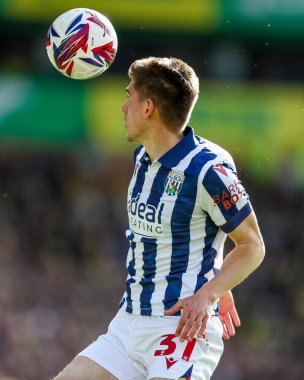 West Bromwich Albion 'dan Tom Fellows, 29 Mart 2025' te Norwich City, Norwich Road, Norwich, İngiltere 'de Batı Bromwich Albion' a karşı oynanan Gökyüzü İddia Şampiyonası maçında topa liderlik ediyor.