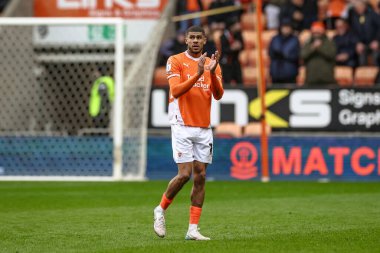 Blackpool 'dan Ashley Fletcher, 21 Mart 2025' te Bloomfield Road, Blackpool, İngiltere 'de oynanan Blackpool-Bolton Wanderers maçında taraftarları alkışlıyor.
