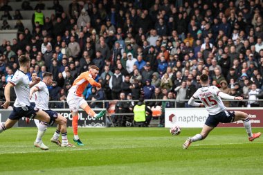 Blackpool 'dan Sonny Carey, 21 Mart 2025' te Bloomfield Road, Blackpool 'da oynanan Blackpool-Bolton Wanderers maçında kalede şut çekiyor.