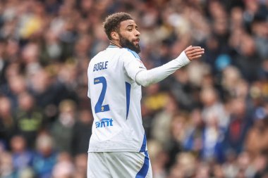 Leeds United 'dan Jayden Bogle takımına Sky Bet Şampiyonası maçında Leeds United ile Swansea City arasında 29 Mart 2025' te Elland Road, Leeds, İngiltere 'de oynanan maçta talimatlar veriyor.