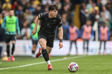 Swansea City 'den Josh Key, 29 Mart 2025' te Leeds United ile Swansea City arasında oynanan Sky Bet Şampiyonası maçında topu bırakıyor.