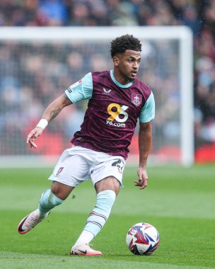 Burnley 'den Marcus Edwards, 29 Mart 2025' te Burnley, Burnley 'nin Bristol City' e karşı oynadığı Gökyüzü İddia Şampiyonası maçında topu ayaklarının dibine aldı.