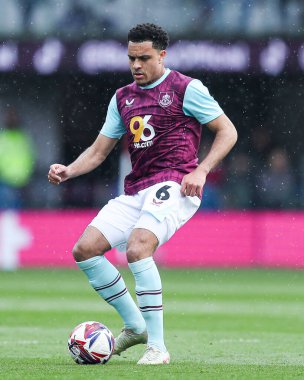 Burnley 'den CJ Egan-Riley 29 Mart 2025' te Burnley, Burnley, Burnley 'de Bristol City' ye karşı oynadığı Gökyüzü İddia Şampiyonası maçında topu ileri atıyor.