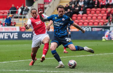 Crawley Town 'dan Toby Mullarkey, Rotherham United' ın 29 Mart 2025 'te New York Stadyumu' nda oynanan Sky Bet 1 karşılaşmasında Sam Nombe 'nin baskısı altında.