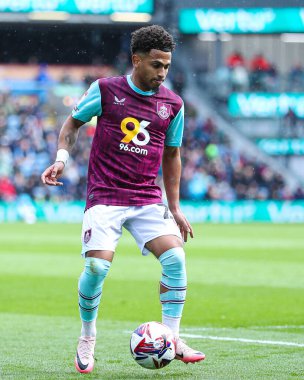 Burnley 'den Marcus Edwards, 29 Mart 2025' te Burnley, Burnley 'nin Bristol City' e karşı oynadığı Gökyüzü İddia Şampiyonası maçında topu ayaklarının dibine aldı.