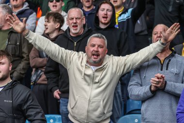 Leeds United taraftarları, 29 Mart 2025 'te Leeds Road, Leeds, İngiltere' de oynanan Sky Bet Şampiyonası maçında Marching On Together şarkısını söylüyor.