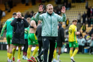 Norwich City 'den Johannes Hoff, 29 Mart 2025' te İngiltere 'nin Carrow Road kentinde oynanan Norwich City-West Bromwich Albion maçının ardından takımların kazandığı galibiyet sonrasında taraftarları kabul ediyor.