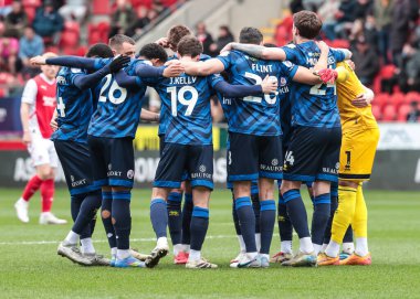 Crawley Town, 29 Mart 2025 'te İngiltere' nin Rotherham Stadyumu 'nda oynanan Sky Bet Ligi 1 karşılaşmasında yenilmeden önce takım olarak bir araya geldi.