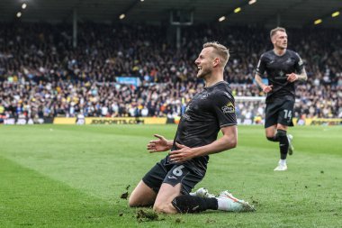 Swansea City 'den Harry Darling, 29 Mart 2025' te Leeds Road, Leeds, İngiltere 'de oynanan Sky Bet Swansea City maçında 1-1' lik galibiyetini kutluyor.
