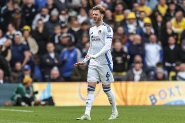 Leeds United 'dan Joe Rodon, 29 Mart 2025' te Leeds, İngiltere 'de Leeds Road' da Leeds United ile Swansea City arasındaki Sky Bet Şampiyonası maçında takım talimatlarını veriyor.