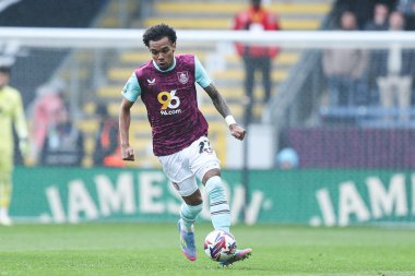 Burnley 'li Lucas Pires, 29 Mart 2025' te Burnley, Burnley 'nin Bristol City' e karşı oynadığı Gökyüzü İddia Şampiyonası maçında topu ayaklarının dibine aldı.