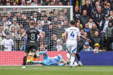 Leeds United takımından Illan Meslier, 29 Mart 2025 'te İngiltere' nin Leeds kentinde Leeds Road 'da oynanan Sky Bet Şampiyonası maçında Swansea City' den Josh Tymon 'a penaltı kazandırdı.