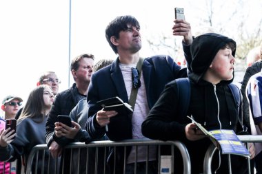 West Bromwich Albion taraftarları, 29 Mart 2025 'te İngiltere' nin Norwich City-West Bromwich Albion maçından önce oyuncuların gelmesini bekliyor.