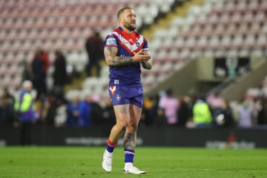 Wakefield Trinity 'den Josh Griffin, 28 Mart 2025' te Leigh Spor Köyü, Leigh, İngiltere 'de oynanan Betfred Süper Lig 6. raundunun ardından seyircileri alkışlıyor.
