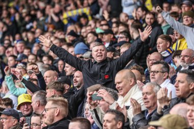 Leeds United taraftarları, 29 Mart 2025 'te Leeds Road, Leeds, İngiltere' de oynanan Sky Bet Şampiyonası maçında Marching On Together şarkısını söylüyor.