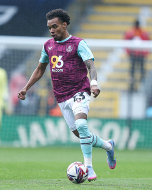 Burnley 'li Lucas Pires, 29 Mart 2025' te Burnley, Burnley 'nin Bristol City' e karşı oynadığı Gökyüzü İddia Şampiyonası maçında topu ayaklarının dibine aldı.