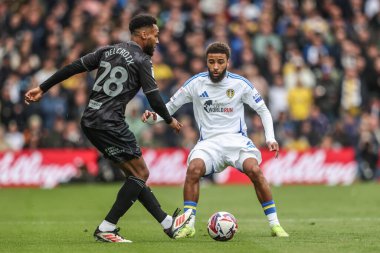 Leeds United takımından Jayden Bogle, Swansea City 'den Hannes Delcroix' in 29 Mart 2025 'te Leeds Road, Leeds' de oynanan Sky Bet Şampiyonası maçında topu atması üzerine baskı uyguluyor.