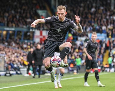 Swansea City 'den Lewis O' Brien, 29 Mart 2025 'te Leeds United ile Swansea City arasındaki Sky Bet Şampiyonası maçında topu kontrol ediyor.