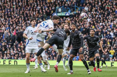 Leeds United takımından Sam Byram, Leeds Road, Leeds, Birleşik Krallık 'ta Leeds United ile Swansea City arasındaki 29 Mart 2025' te oynanan Sky Bet Şampiyonası maçında kaleye doğru ilerliyor.