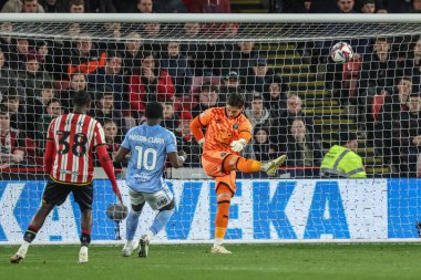 Sheffield United takımından Michael Cooper, 28 Mart 2025 'te Bramall Lane, Sheffield, İngiltere' de oynanan Sheffield United-Coventry City maçında topu kutusundan çıkarıyor.
