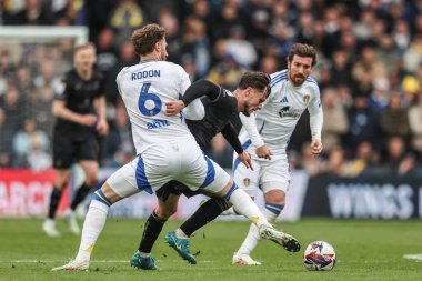 Leeds United 'dan Joe Rodon ve Swansea City' den Liam Cullen, 29 Mart 2025 'te Leeds Road, Leeds, İngiltere' de oynanan Sky Bet Şampiyonası karşılaşmasında top için mücadele ettiler.