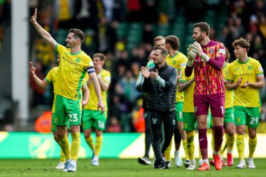 Norwich City 'den Kenny McLean, 29 Mart 2025' te İngiltere 'nin Carrow Road kentinde oynanan Norwich City-West Bromwich Albion maçının ardından takımların kazandığı galibiyet sonrasında taraftarları kabul ediyor.