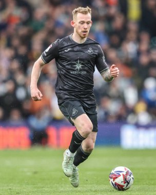 Swansea City 'den Lewis O' Brien, 29 Mart 2025 'te Leeds United ile Swansea City arasında oynanan Sky Bet Şampiyonası maçında topa vuruyor.