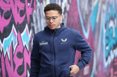 Burnley 'den Manuel Benson, 29 Mart 2025' te Burnley ile Bristol City arasındaki Gökyüzü İddia Şampiyonası karşılaşması öncesinde stadyuma geldi.