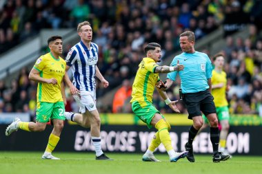 Norwich City 'den Borja Sainz, 29 Mart 2025 tarihinde Norwich City, Norwich Road, Norwich, İngiltere' de oynanan Sky Bet Şampiyonası maçında hakem David Webb 'e tepki gösterdi.