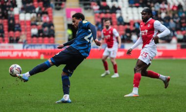 Crawley Town 'dan Kamari Doyle, 29 Mart 2025' te İngiltere 'nin Rotherham Stadyumu' nda oynanan Gökyüzü İddia Ligi 1 karşılaşmasında topu temizliyor.