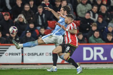 Coventry City 'den Luis Binks, Sheffield United' ın 28 Mart 2025 'te Bramall Lane, Sheffield, İngiltere' de oynanan Sheffield United-Coventry City maçında Gustavo Hamer 'ın baskısıyla topu temizledi.