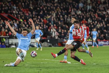 Coventry City 'den Bobby Thomas, Sheffield United' tan Thomas Cannon 'ın 28 Mart 2025' te Bramall Lane, Sheffield, İngiltere 'deki Sheffield United-Coventry City maçında attığı şutu blokluyor.