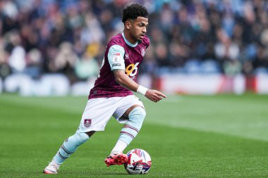 Burnley 'den Marcus Edwards 29 Mart 2025' te Burnley, Burnley 'nin Bristol City' e karşı oynadığı Gökyüzü İddia Şampiyonası maçında topu ileri sürüyor.