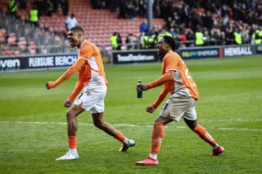 Golcüler Blackpool 'dan Ashley Fletcher ve Niall Ennis, 21 Mart 2025' te Bloomfield Road, Blackpool, Birleşik Krallık 'ta oynanan Blackpool-Bolton Wanderers maçında taraftarlarla 2-1' lik galibiyeti kutluyorlar.