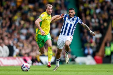 Norwich City 'den Jack Stacey, Batı Bromwich Albion takımından Karlan Ahearne-Grant ile birlikte Norwich City - Batı Bromwich Albion maçında 29 Mart 2025' te Carrow Road, Norwich, İngiltere