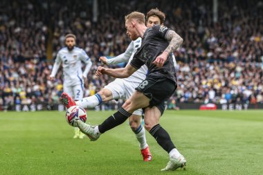Leeds United 'dan Brenden Aaronson, Swansea City' li Lewis O 'Brien' dan 29 Mart 2025 'te Leeds Road, Leeds, İngiltere' de Leeds City 'ye karşı oynanan Sky Bet Şampiyonası maçında pas aldı.