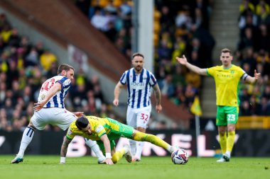 Norwich City 'den Borja Sainz, 29 Mart 2025' te Norwich Road, Norwich, İngiltere 'de Norwich City ile West Bromwich Albion arasındaki Sky Bet Şampiyonası karşılaşmasında Batı Bromwich Albion takımından John Swift ile top mücadelesi veriyor.