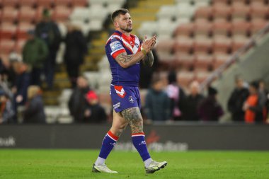 Wakefield Trinity 'den Liam Hood, 28 Mart 2025' te Leigh Spor Köyü, Leigh, İngiltere 'de oynanan Betfred Süper Lig 6. raundunun ardından seyircileri alkışlıyor.