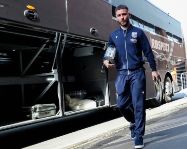 West Bromwich Albion takımından Alex Mowatt, 29 Mart 2025 'te Carrow Road, Norwich City ile West Bromwich Albion arasındaki Sky Bet Şampiyonluk maçından önce Carrow Road' a vardı.