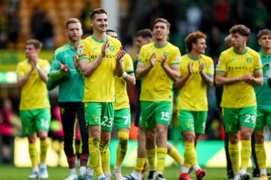Norwich City 'den Kenny McLean, 29 Mart 2025' te İngiltere 'nin Carrow Road kentinde oynanan Norwich City-West Bromwich Albion maçının ardından takımların kazandığı galibiyet sonrasında taraftarları kabul ediyor.
