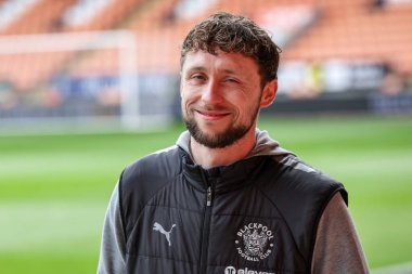 Blackpool takımından Matthew Pennington, 21 Mart 2025 'te Bloomfield Road, Blackpool' da oynanan Blackpool - Bolton Wanderers maçında sahaya çıktı.