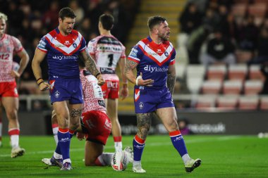 Wakefield Trinity takımlarından Liam Hood, 28 Mart 2025 'te Leigh Spor Köyü, Leigh, Birleşik Krallık' ta oynanan Betfred Süper Lig 6 'ncı Raundda Leigh Leopards - Wakefield Trinity maçında takımını 0-10 yenmeye çalışıyor.