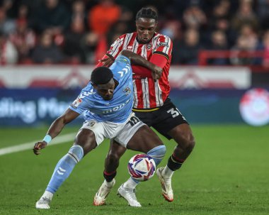 Coventry City 'den Ephron Mason-Clark ve Sheffield United takımından Femi Seriki 28 Mart 2025' te Bramall Lane, Sheffield, Birleşik Krallık 'ta oynanan Gökyüzü İddia Şampiyonası maçında top için savaştılar.
